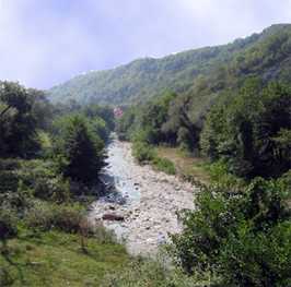 Речка Дедеркой -спокойная внизу и водопадистая в верховьях